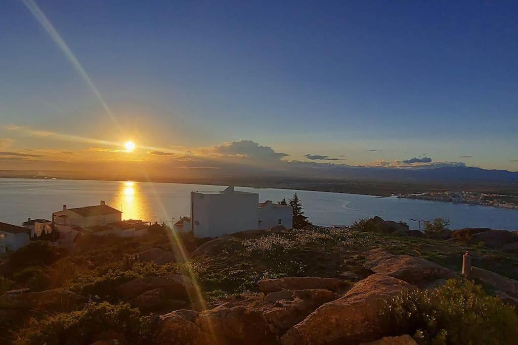 Sunsetmare Vacational Apartment Росас Экстерьер фото